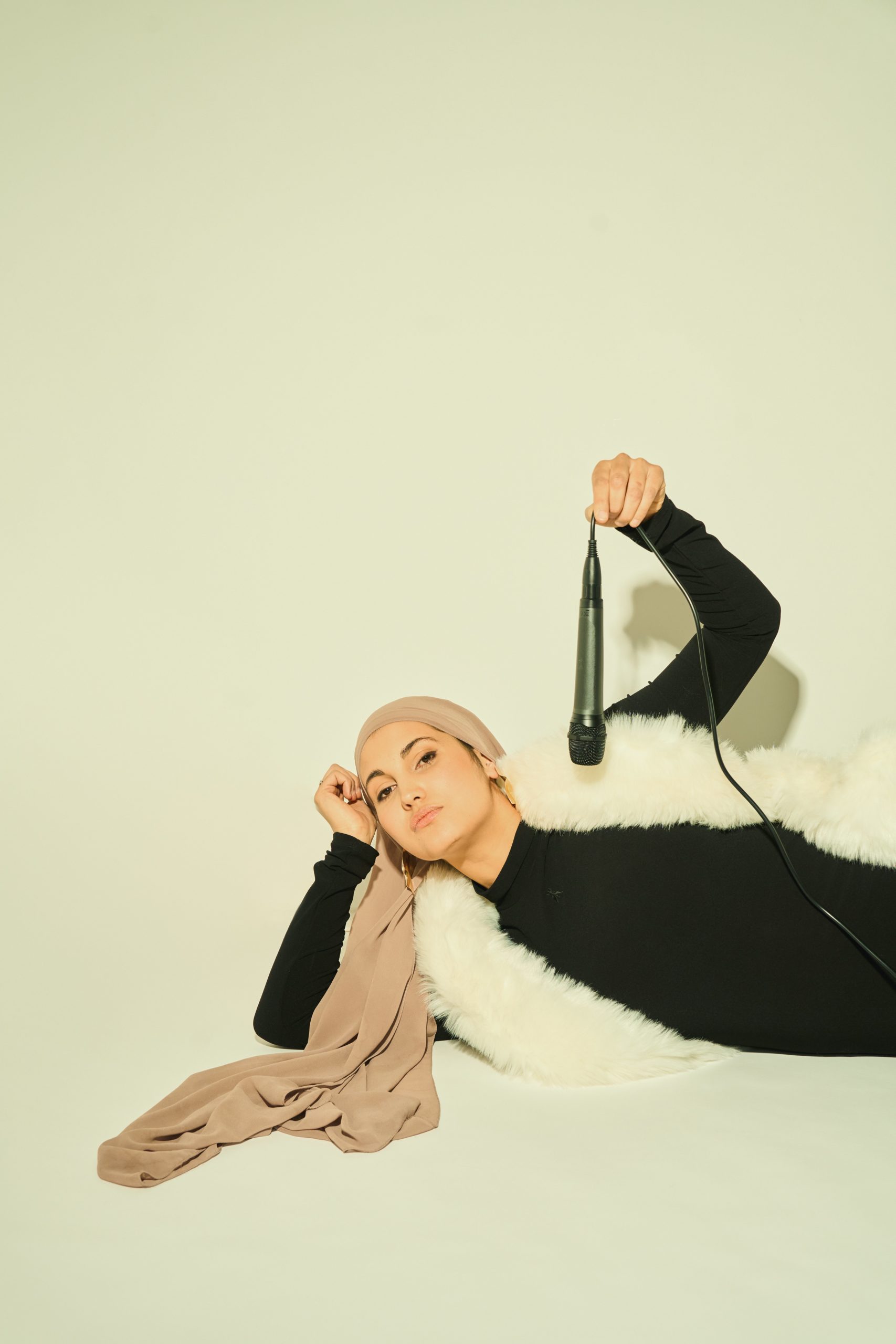 ANISSA LOUCIF - MACH NICHT SO AUF TEUER